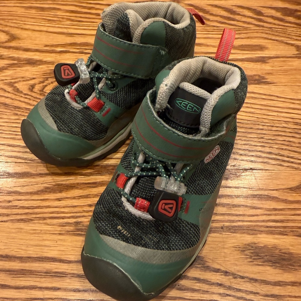 Like New - Keen Toddler Kids Green and Red Outdoor Shoes - Size 8